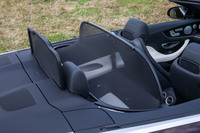 後席背後に組み込まれる電動の「ドラフトストップ」は「エクスクルーシブシートパッケージ」に含まれるオプションアイテム。後席を覆う組み立て式のウインドディフレクター(写真)も、同時に装着できる。