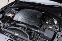 「F-PACE R-DYNAMIC HSE P400e」のエンジンルーム。2リッター直4ターボに高出力モーターを内蔵する8段ATが組み合わされたプラグインハイブリッドのシステム最高出力は404PS、同最大トルクは640N・m。