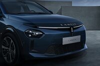 独創的なデザインのフロントまわり。非常に横幅なY字のイルミネーションを、イタリア人は“聖杯”と呼んでいるそうだ。