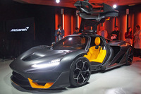 アンヘドラル式と呼ばれるガルウイングスタイルのドアが採用される。