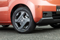 タイヤサイズは165/65R14。サプライヤーと共同開発した、専用設計のタイヤが装着される。