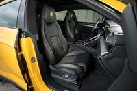 ヘッドレスト一体型のスポーツシートには、ファイティングブルの刺しゅうが施されている。テスト車のものには、オプションの電動調節機構やマッサージ機能が備わっていた。