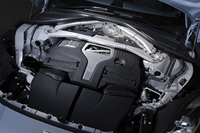 今日におけるアストンマーティンの主力ユニットとなっている、4リッターV8ツインターボエンジン。「DBX S」のものは最高出力727PS、最大トルク900N・mを発生する。