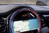 センターディスプレイを囲むようにカラフルなアンビエントライトがレイアウトされている。ドライブモードやエンジン回転数に応じてカラーが変化する仕掛け。