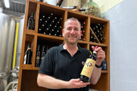 セルジオさんの甥(おい)のシルヴィオさん。手にしているキャンティ・クラシコをはじめとするワインのほか、エキストラバージンオリーブオイルも手がける。