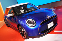 BMWが「MINIクーパー3ドア」を発売 日本での量販モデルとして初の電気自動車を設定
