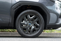 ホイールはダークメタリック塗装の18インチ。オールシーズンタイヤの「ファルケン・ジークスZE001A A/S」を組み合わせる。