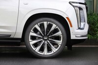 新たにオプションで用意された、24インチアルミホイール。組み合わされるタイヤのサイズは285/40R24。「プラチナム」(写真)と「スポーツ」とでデザインが異なる。