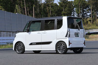 上屋についてもハイテン材や樹脂材の活用、外板などの薄板化などにより軽量化。装備の充実化による重量増はあったものの、車両全体では40kgの重量軽減を実現している。