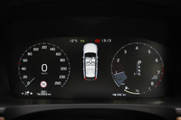 スピードメーター(左)の表示は260km/hまで。タコメーター(右)のレッドゾーンは6500rpmから。