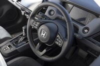 現行型「フィット」のデビュー時に話題となった2本スポークのステアリングホイールだが、「RS」では3本スポークに改められている。パドルで回生ブレーキの強さを変えられる。