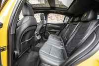 2901mmというロングホイールベースにより、足元や頭上に余裕を感じられた「グレカーレ」の後席。背もたれには40:20:40の分割可倒機構が備わっている。