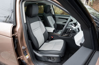 シート表皮はグレインレザーで、カラーリングはこの「クラウド/エボニー」と「エボニー」の単色仕立てから選べる。