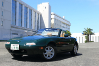 初代「ロードスター」は1989年にユーノスブランドよりデビュー。走りの楽しさに加え、税別170万円からという手頃な価格もあって人気を博した。