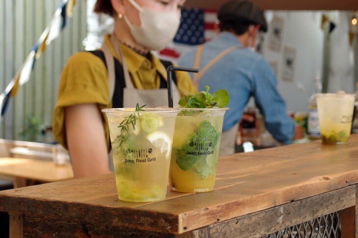 写真のような、ハーブやフルーツを生かしたドリンク類も提供された。