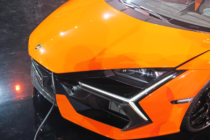 充電時にはケーブルを通せるよう、トランクフードをわずかに開いた状態でロックすることができる。