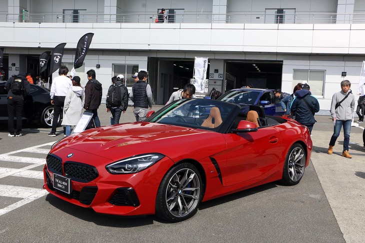 BMWはフルモデルチェンジした新型「Z4」を展示。来場者からの熱い視線が注がれていた。その後方に写るのは、こちらも今年フルモデルチェンジをしたばかりの新型「3シリーズ」。