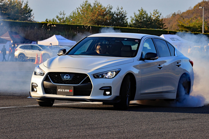 「スカイライン400R」の試乗は、リアタイヤの内圧が上がっていたこともあってか、すっかり“ドリフト祭り”に。それでも、よりコントローラブルになったエンジンの特性は確かに感じられた。