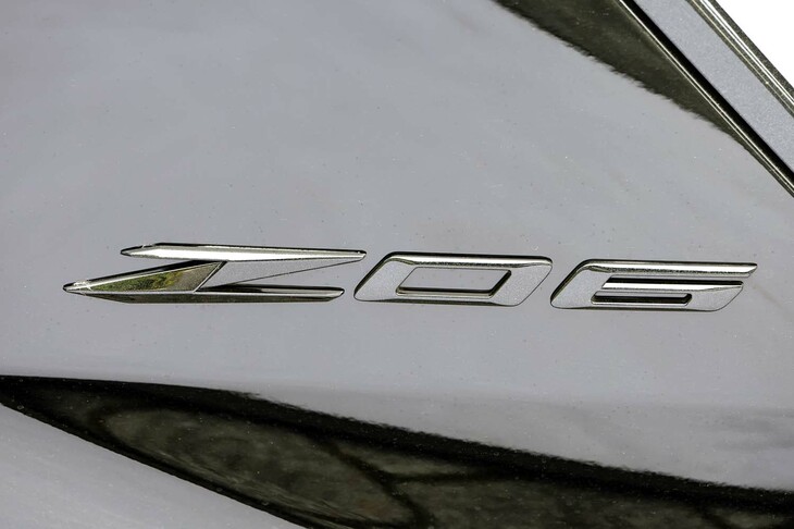 「Z06」というグレード名は、1963年に2代目「コルベット」に設定された、レース向けのオプションパッケージの名前に由来する。専用の足まわりと強化ブレーキ、フューエルインジェクション式の5.4リッターV8エンジンなどからなるこのオプションは、わずかに199台の個体のみに採用された。