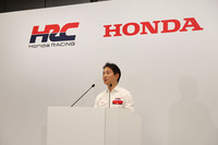 HRCの渡辺社長は、最高峰F1で鍛え上げられたエンジニアの経験がホンダの強みとなって量産車に生かされるという「F1に参戦する意義」を訴えた。それは十分理解できることだが、「F1は最先端であるがゆえに、そこで使われる技術はそのまま製品に適用できるものではありません」とわざわざことわるあたりに、渡辺社長の真面目な人柄と、ホンダのF1活動が置かれている微妙な立場を読んでしまう。
