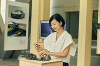 2007年に日産自動車に入社し、カラーマテリアルデザイナーとしてのキャリアをスタート。ルノーへの出向などを経て2015年末にシトロエンに移籍した。