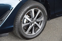新デザインの15インチアルミホイール(オプション)。タイヤは185/60R15サイズものが組み合わされる。