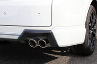 チタン製のデュアルフィニッシャーが目を引くスポーツサイレンサー。古くさい爆音ではなく、低音の効いたスポーティーなサウンドを奏でる。装着したら、ぜひ窓を開けてドライブしてみよう。