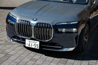 巨大なキドニーグリルと細長いヘッドランプが特徴的なフロントマスク。高速道路で車線を譲られることがかなり多かった。