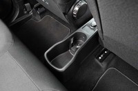 こちらはセンターコンソールの後端。リアシート用のカップホルダーが1つと、内部に「トゥインゴ」のイラストが描かれた小物入れが備わる。