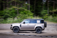 浅間サーキットのオフロードコースを行く「オクタ」。4輪が互いにリンクし油圧ダンパーを制御する、専用チューンの「6Dダイナミクスサスペンション」を採用している。