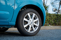 アルミホイールが装備されるのは「ハイブリッドX」のみ。タイヤサイズは全車共通で155/65R14となっており、試乗車にはダンロップの低燃費タイヤが装着されていた。