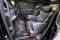 2列目に備わる「エグゼクティブラウンジシート」。電動のロングスライド/リクライニング機構や、オットマン、大型のアームレスト、各種快適装備のリモコン操作機能などが用意される。