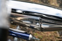 「HONDA」ロゴが入れられたマフラーエンド。写真左下に見えるスイングアーム後端のフィニッシュも美しい。