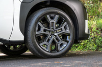 タイヤサイズは235/60R18が標準で、「ET-HS」のみ235/50R20サイズの大径タイヤをオプションで用意。ただし、同オプションを選択すると電費が121Wh/kmから134Wh/kmに悪化する。