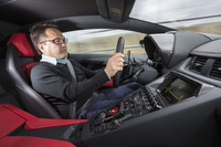 「アヴェンタドールS」のステアリングを握る筆者。