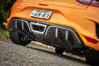 リアビューを引き締める、クロームメッキ仕様のセンター出しマフラー。ボディー下部の空気の流れを整えるリアディフューザーは、ガンメタリックグレーのサテン仕上げとなっている。