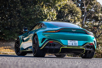 マイナーチェンジされた「ヴァンテージ」はボディーが従来型より30mm拡幅されており、車体のスリーサイズは全長×全幅×全高=4495×1980×1275mmとなった。ホイールベースは2705mmで、これは「DB12」よりも100mm短いものとなる。