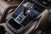 シフトレバー周辺部に並ぶスイッチ類。多くが静電式タッチパネルとなっている。