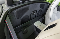 シートの背後には、ちょっとした小物入れとして活用できるネットや、長尺物を収容できるスキートンネルが備わっている。harman/kardonのサラウンドサウンドシステム(408W、12スピーカー、7チャンネルサラウンド)は「セレクトパッケージ」に含まれるアイテム。