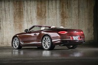 日本では2019年初頭に導入が発表された3代目「ベントレー・コンチネンタルGTコンバーチブル」。先代のモデルライフの途中で名称が「GTC」からGTコンバーチブル」へと改められた。