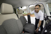 「助手席スーパースライドシート」の実演をする白土さん。新設計のプラットフォームでなければ、この機構の搭載は実現しなかったという。