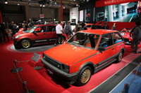 「シャレード デトマソ ターボ」(手前)に倣った赤黒ツートンの車両を並べたダイハツブース。