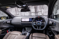 BMWの最新モデルでおなじみのメーターパネルとコントロールディスプレイを一体化させた「BMWカーブドディスプレイ」を中心にデザインされたコックピット。コントロールディスプレイは運転席側に傾けることで視認性が高められている。最新の「MINI」各車に続き、硬い樹脂の表面にファブリックを貼るダッシュボードの採用も、最新モデルにおける特徴だ。