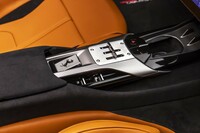 トランスミッションは8段ATのみで、コンベンショナルなMTは用意されない。ただし、Y字型の金属素材を用いたシフトセレクターのデザインには、MT車のシフトゲートのイメージが反映されている。