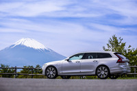 ボディーサイズは全長×全幅×全高=4945×1890×1475mm、ホイールベース=2940mm。車重はマイルドハイブリッドの同グレードよりも200kg重い2130kgと発表されている。