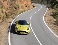 「ヴァンテージ」の燃料タンク容量は73リッター。一給油あたりの航続距離は計算上、約600kmとなる。