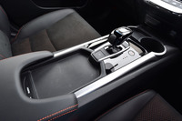 センターコンソールの後方には、小物入れスペースが確保されるほか、HDMIとUSBのソケットが備わる。