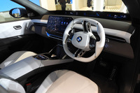 BMWが新型「iX3」を日本に導入 一充電走行距離906kmを実現する最新鋭の電気自動車の画像