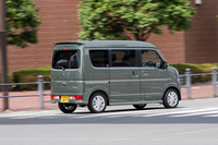 「エブリイワゴン」には全車速対応のアダプティブクルーズコントロールが標準で備わる。パーキングブレーキが足踏み式のため、停止後に機能が保持される時間はごくわずか。