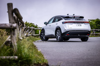 「アリアB9」は、9万3500円の有償色となる写真の「プリズムホワイト(3P)/ミッドナイトブラック(P)2トーン」を含む、全7種類からボディーカラーを選択できる。「プロパイロット2.0」装着車にはダブルシャークフィンアンテナが装備される。